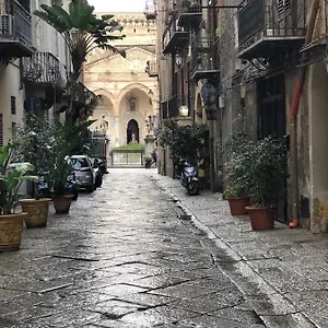 Casa Di Fronte La Cattedrale Palermo